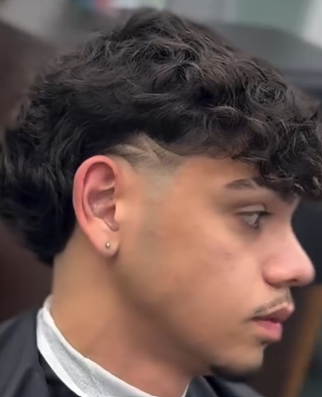 Fade com caracóis, acabamento na barbearia