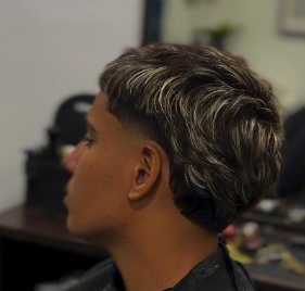Corte com madeixas loiras